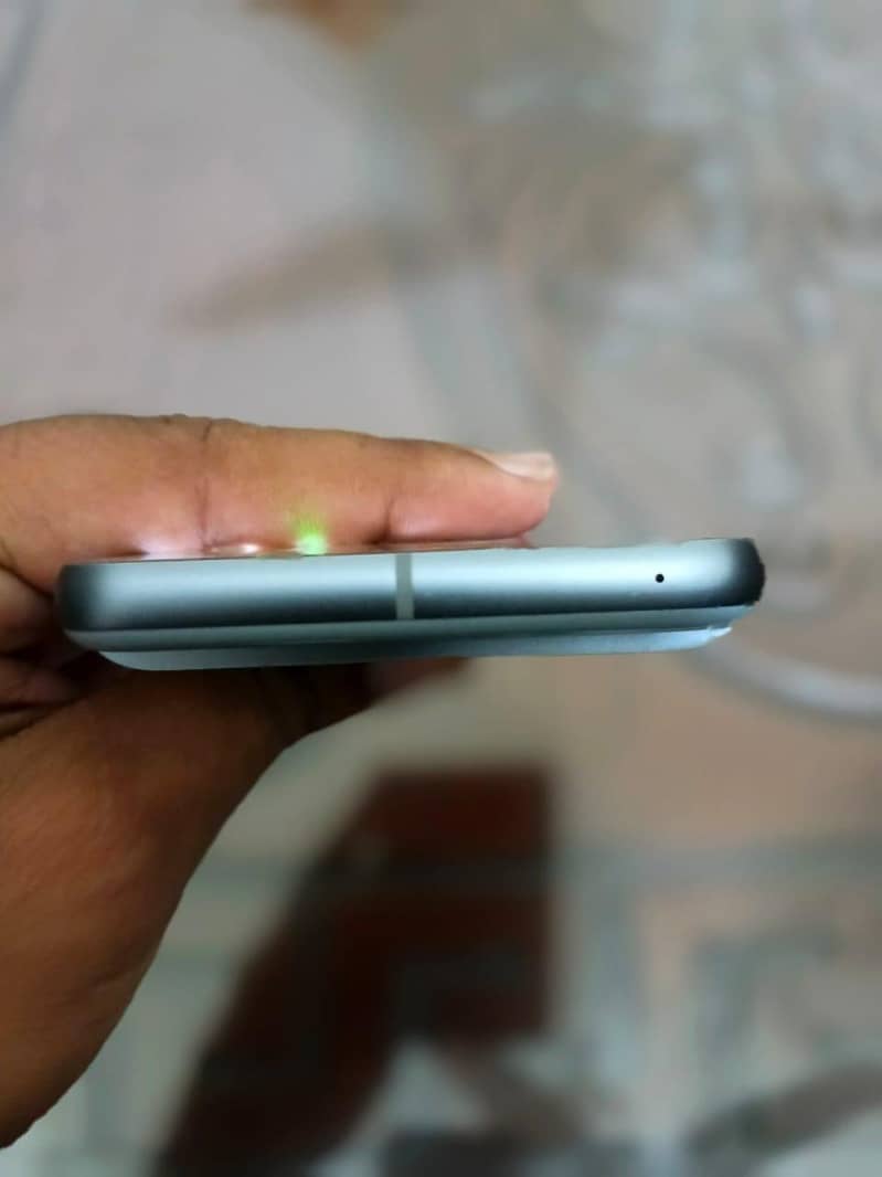 Google Pixel 8 4