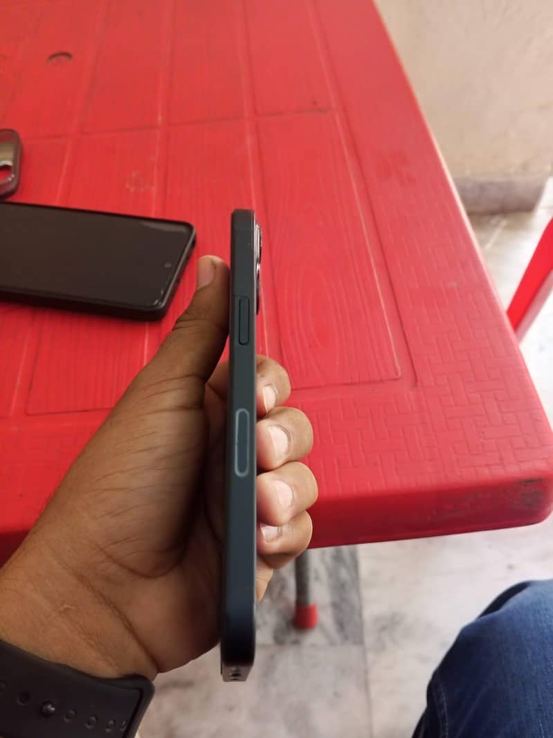 Apple iPhone 13 2