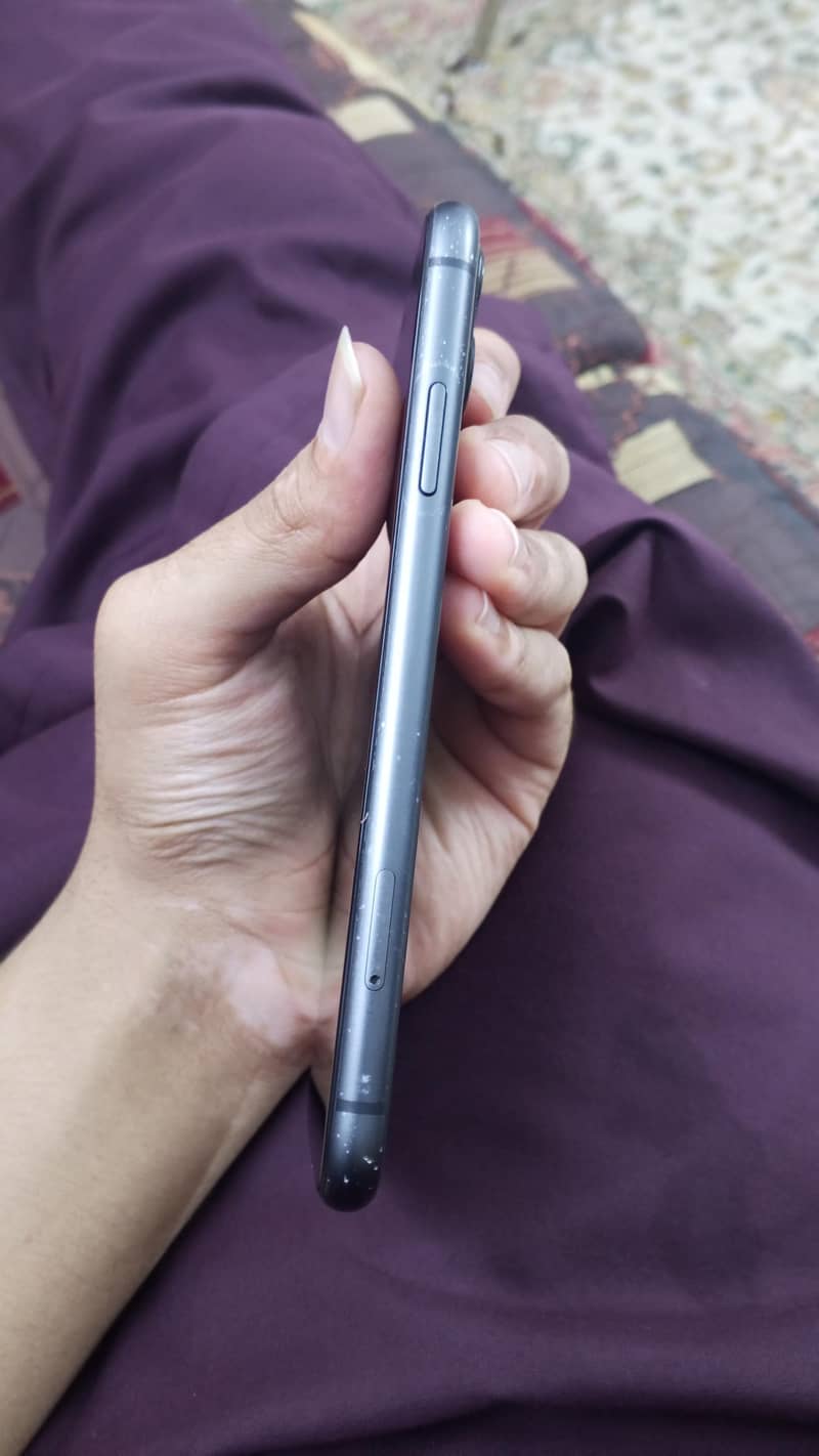 Apple iPhone 11 4
