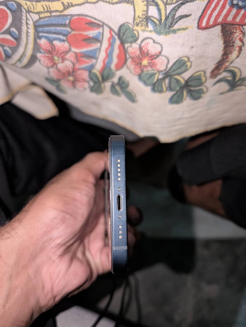 Apple iPhone 12 4