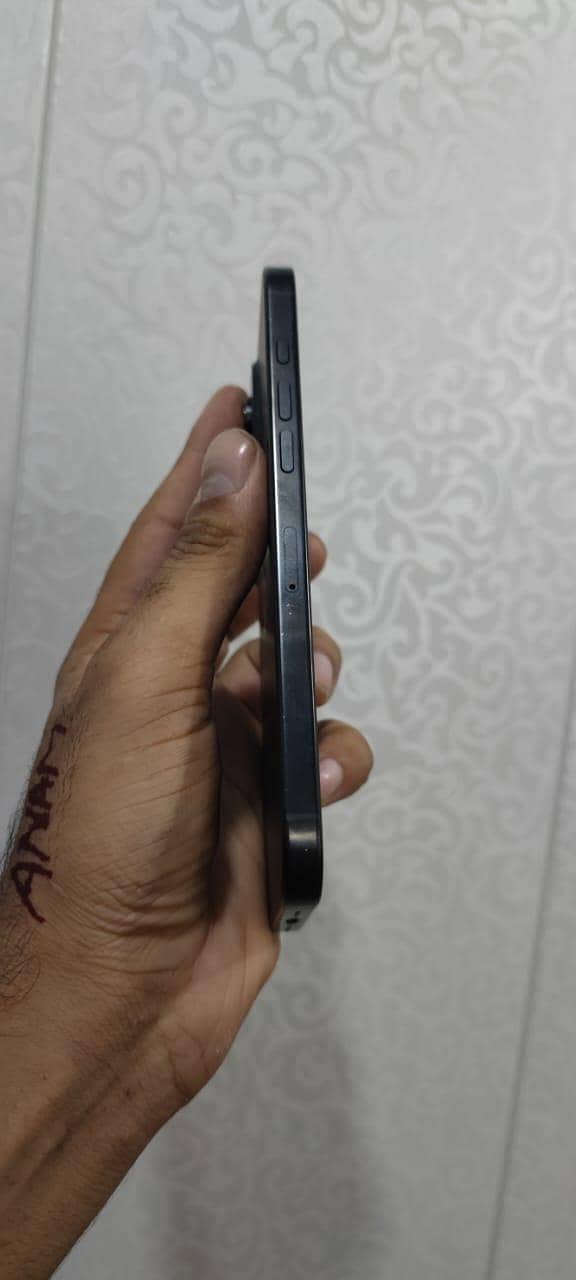 Apple iPhone 16 Pro Max 4