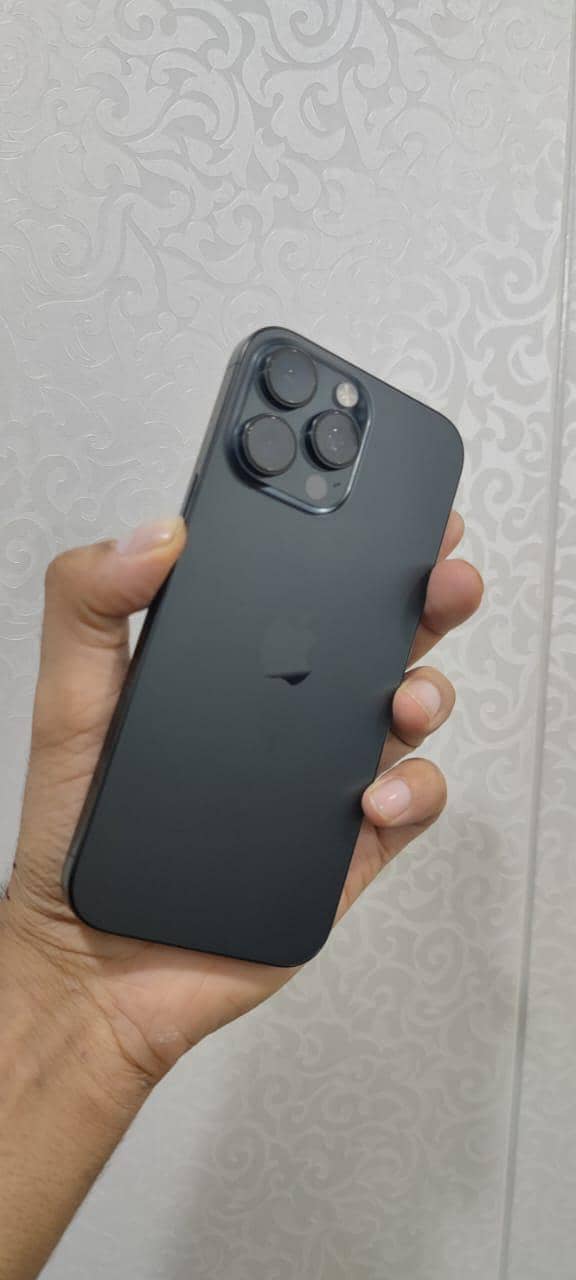 Apple iPhone 16 Pro Max 9