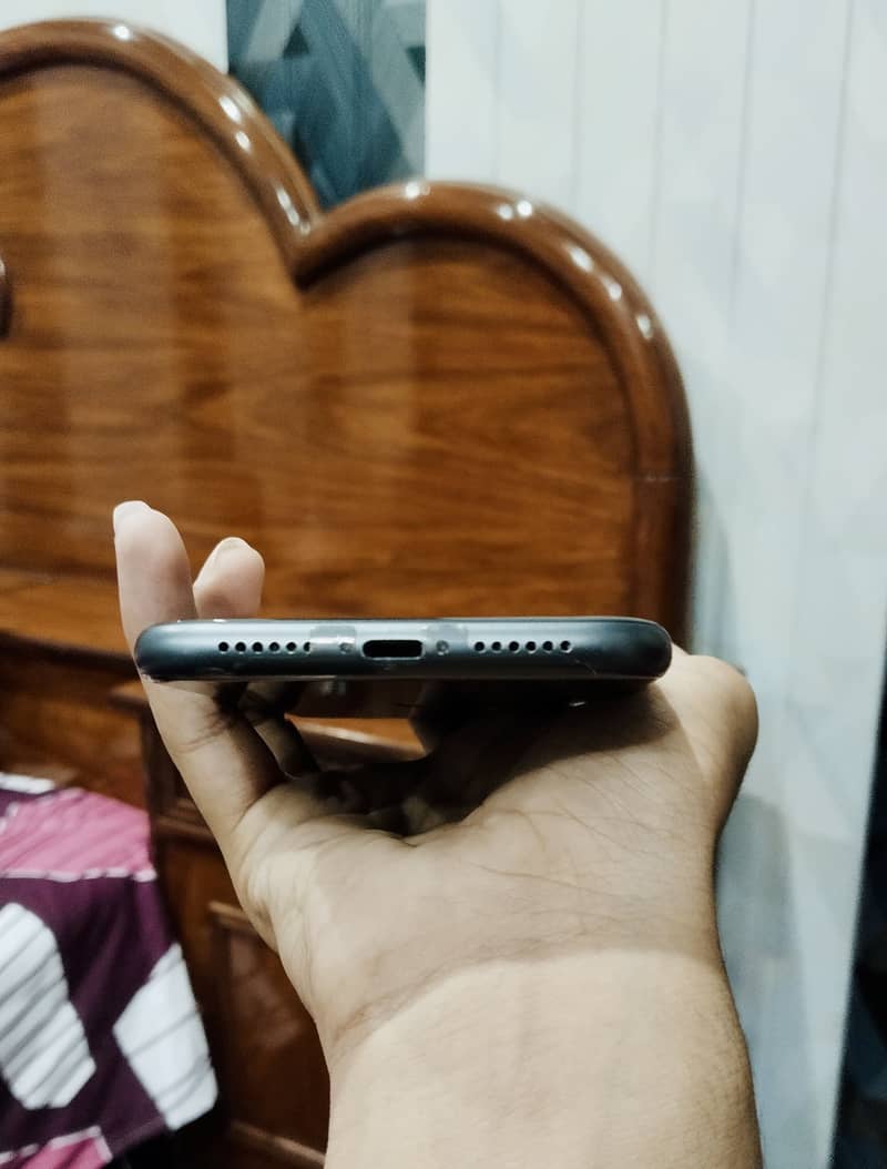 Apple iPhone 11 4