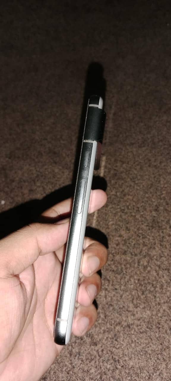 Google Pixel 8 4