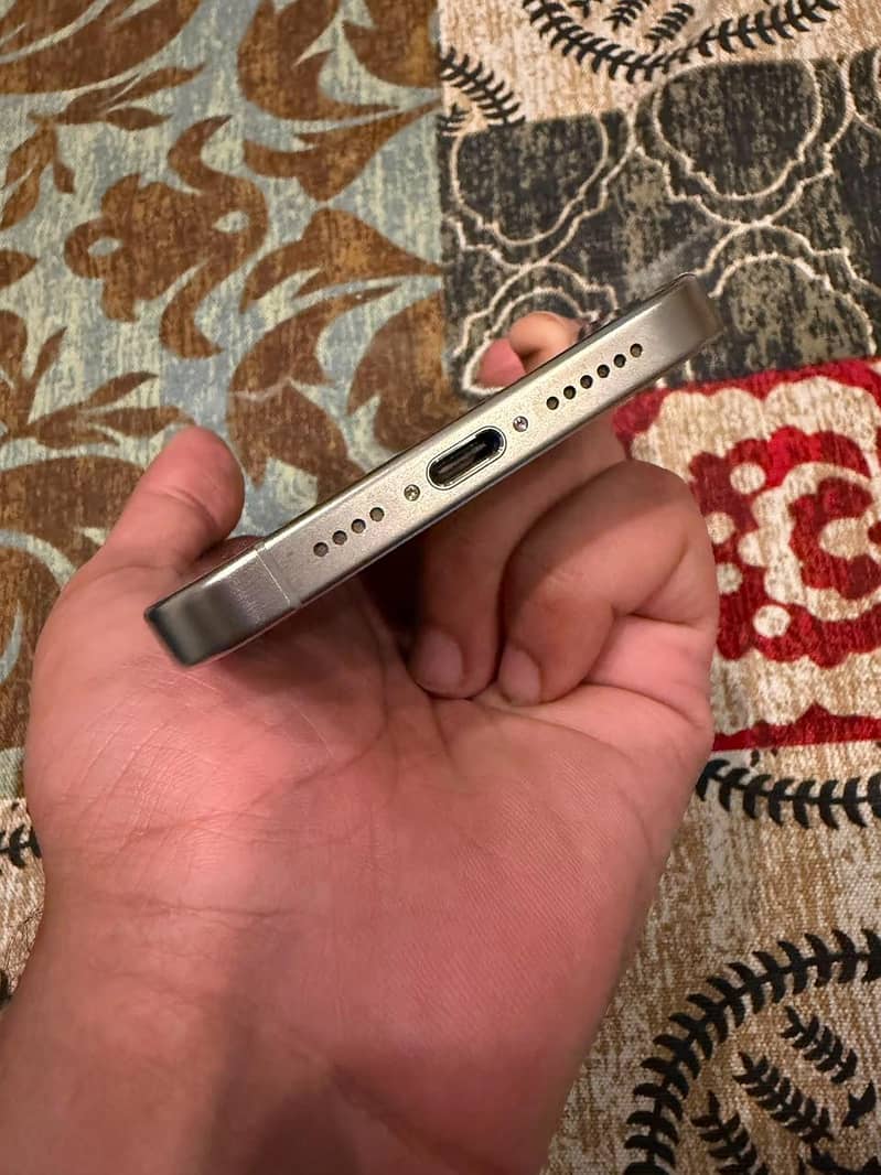 Apple iPhone 15 Pro Max 4