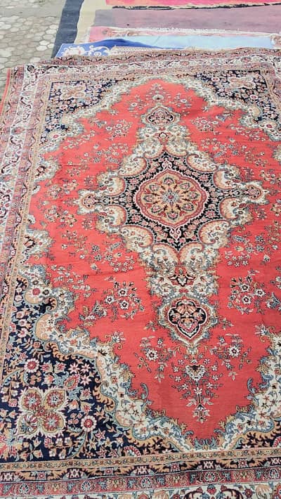 hamaray pass har kisam Kay imported rugs Qaleen available hai deferent