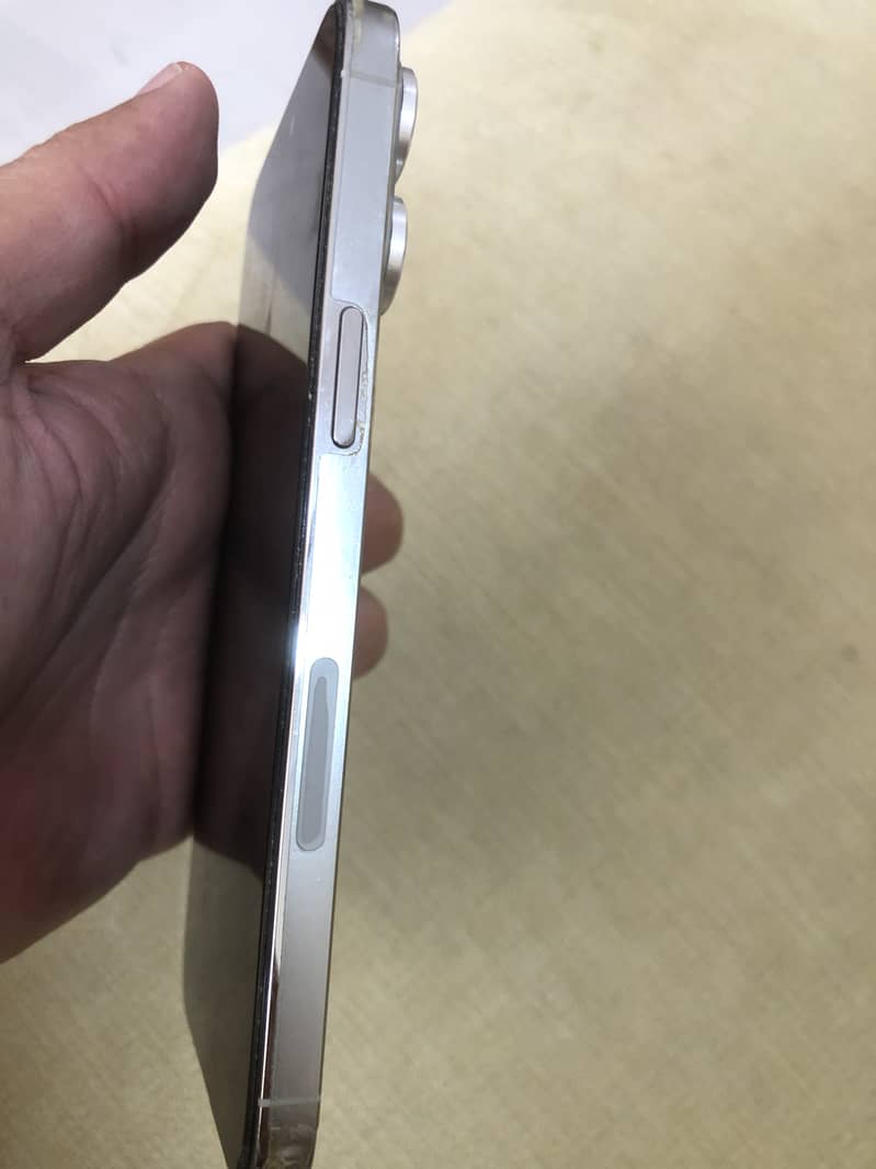 Apple iPhone 14 Pro Max & 16 Pro Max 3