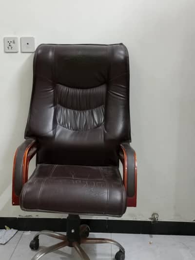 Very comfortable office rotating chair