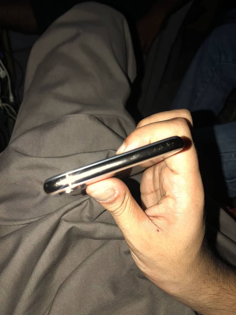 Apple iPhone Xs Max 3