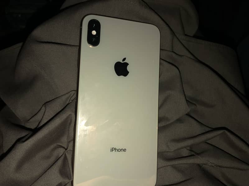 Apple iPhone Xs Max 4