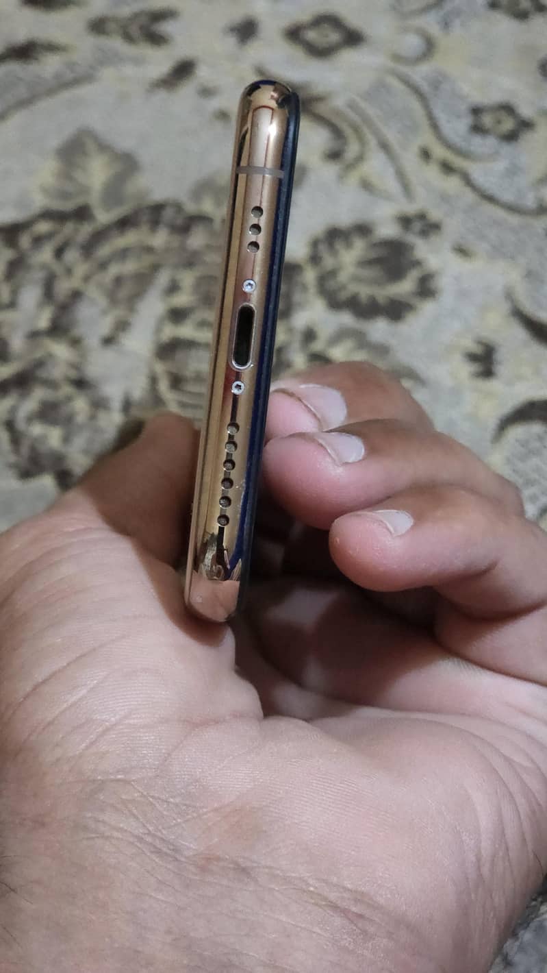 Apple iPhone XS 4