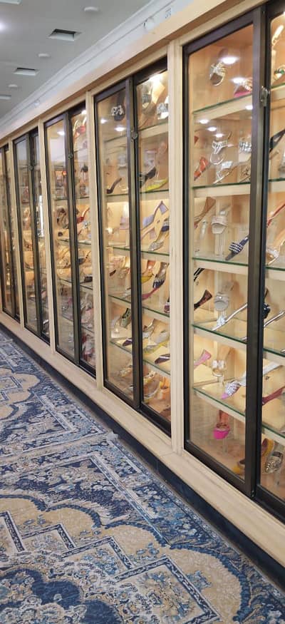 chappal ke showroom ke showchse