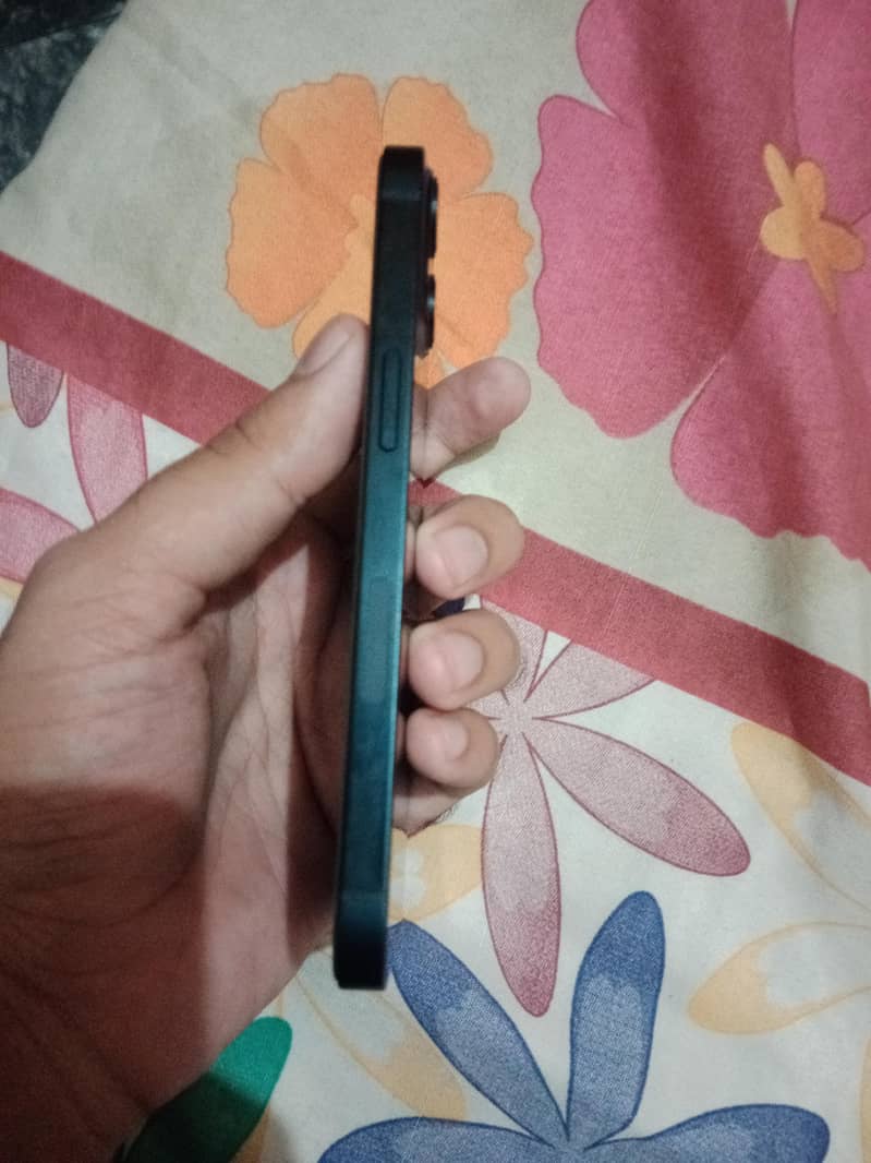 Apple iPhone 13 2