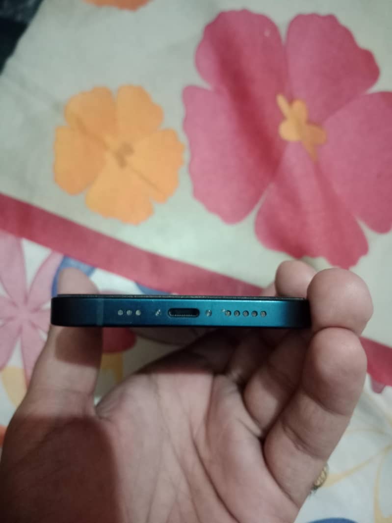 Apple iPhone 13 4