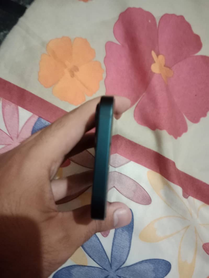 Apple iPhone 13 5