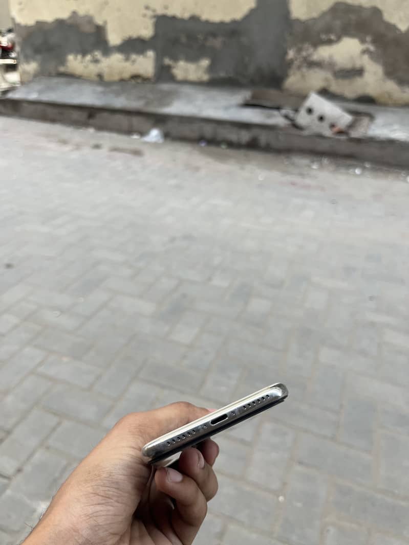 Apple iPhone X 4