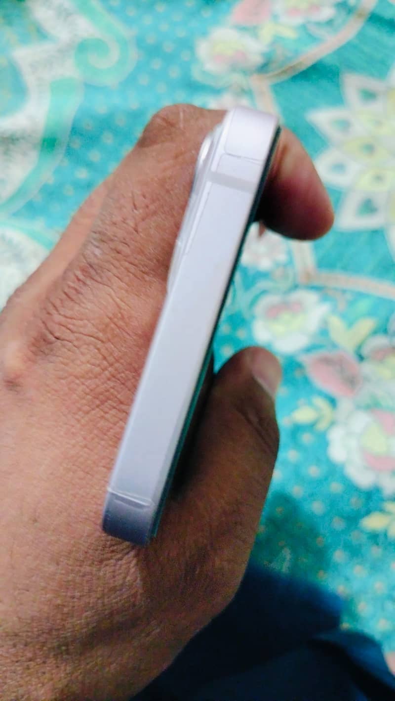 Apple iPhone 13 2
