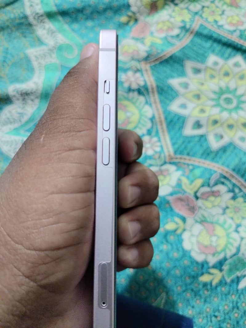 Apple iPhone 13 5
