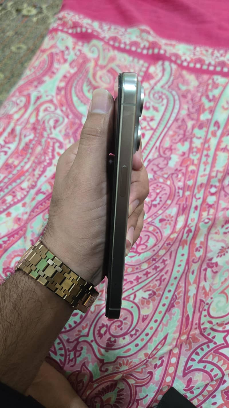 Apple iPhone 15 Pro Max 4