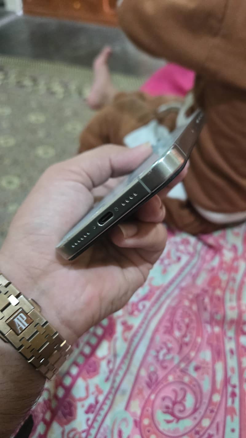 Apple iPhone 15 Pro Max 6