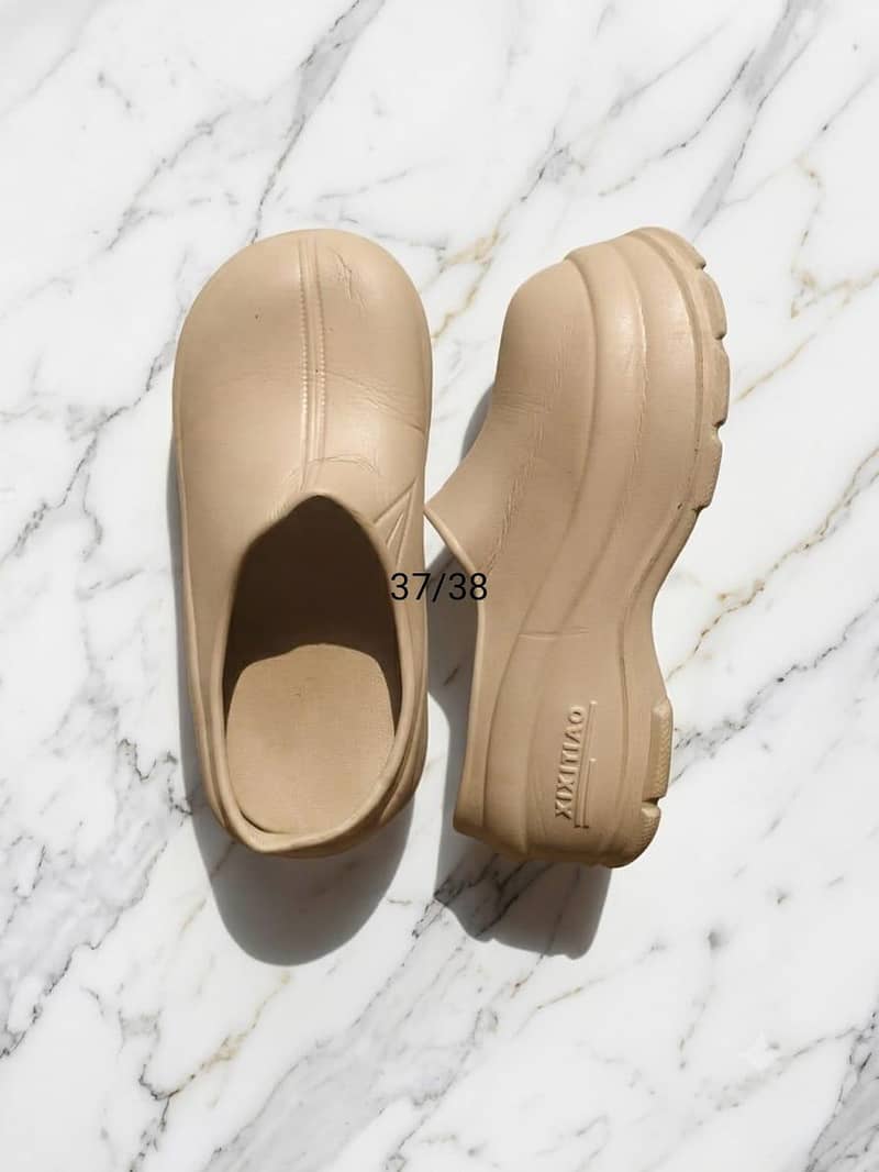 clogs/crocs 7