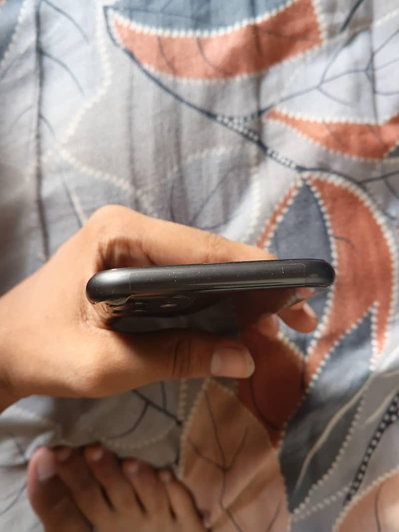 Apple iPhone 11 4