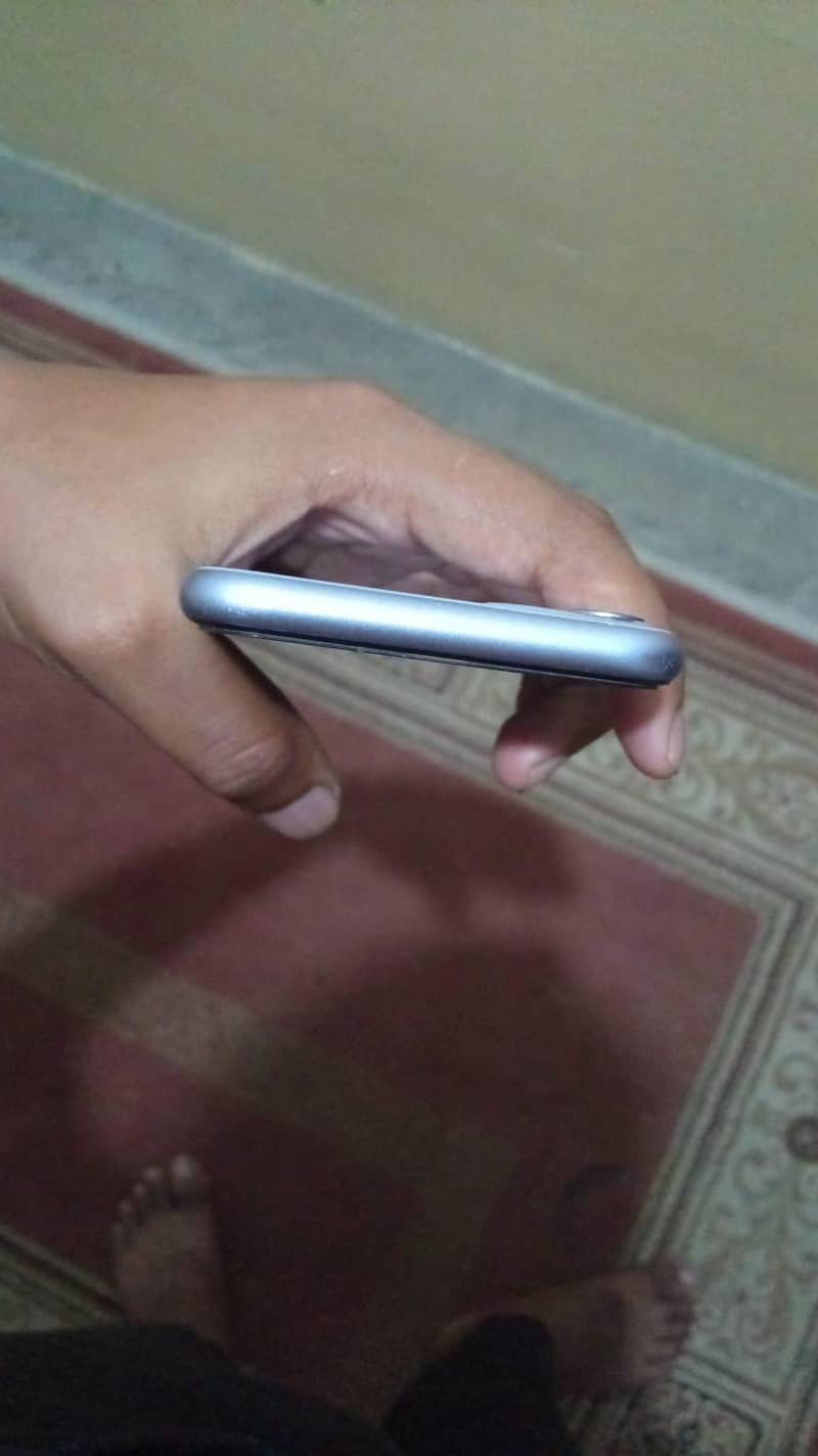 Apple iPhone 11 4