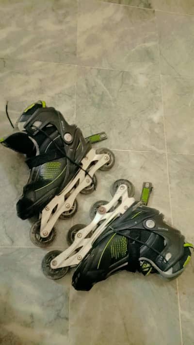 skating shoes with wheel exelent condition
