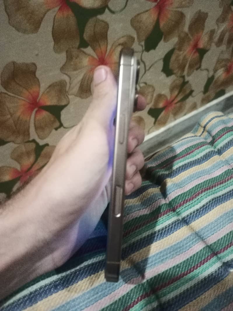 Apple iPhone 16 Pro 2