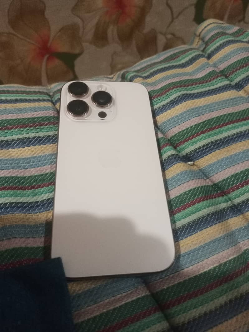 Apple iPhone 16 Pro 3