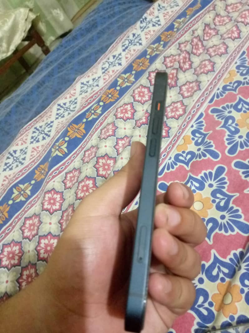 Apple iPhone 13 4