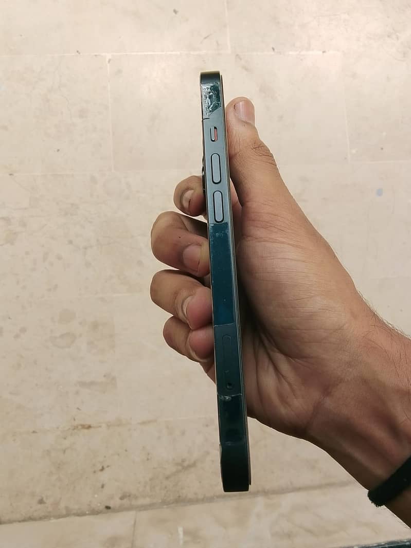Apple iPhone 13 4