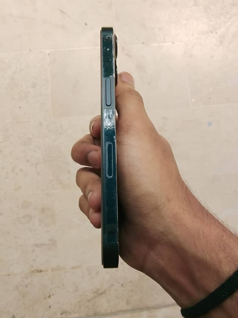 Apple iPhone 13 5