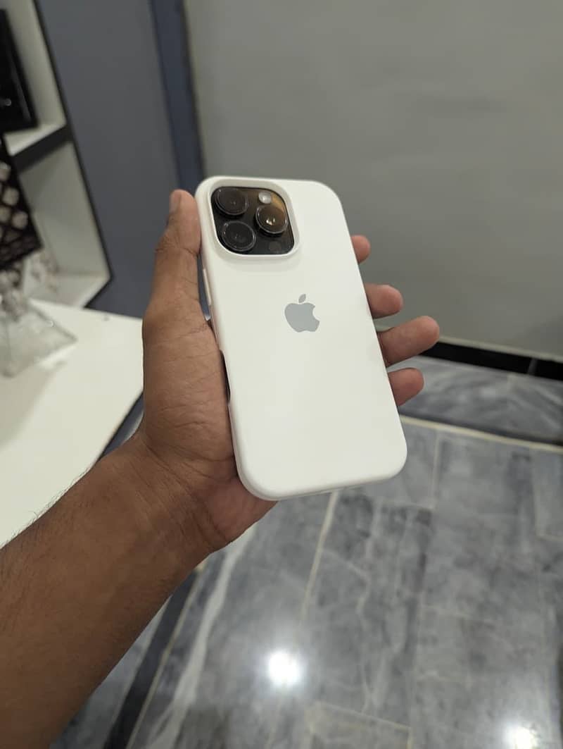 Apple iPhone 16 Pro 0