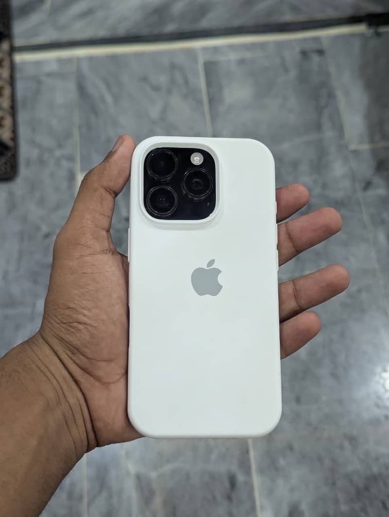 Apple iPhone 16 Pro 3