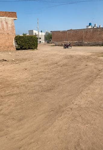 CORNER PLOT FOR SALE 5.7 MARLAS