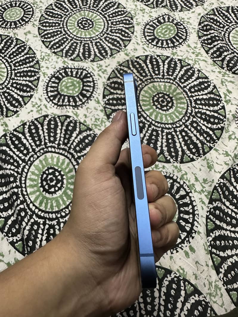 Apple iPhone 13 5