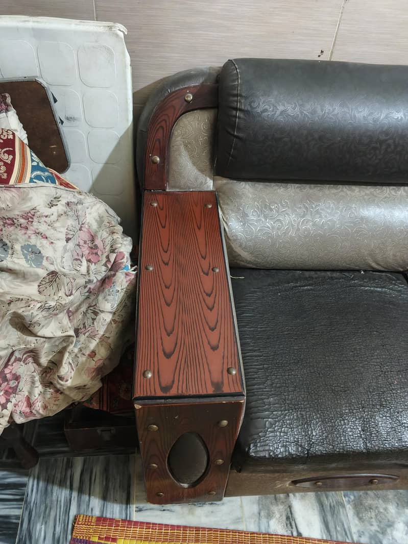 SOFA 3 SEATER 4