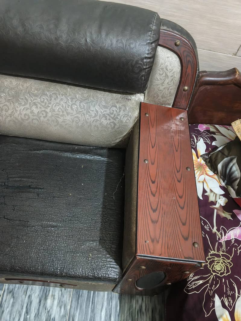 SOFA 3 SEATER 5