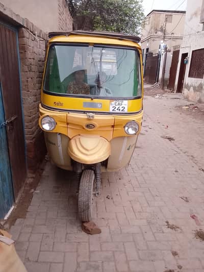 loader rikshaw with body