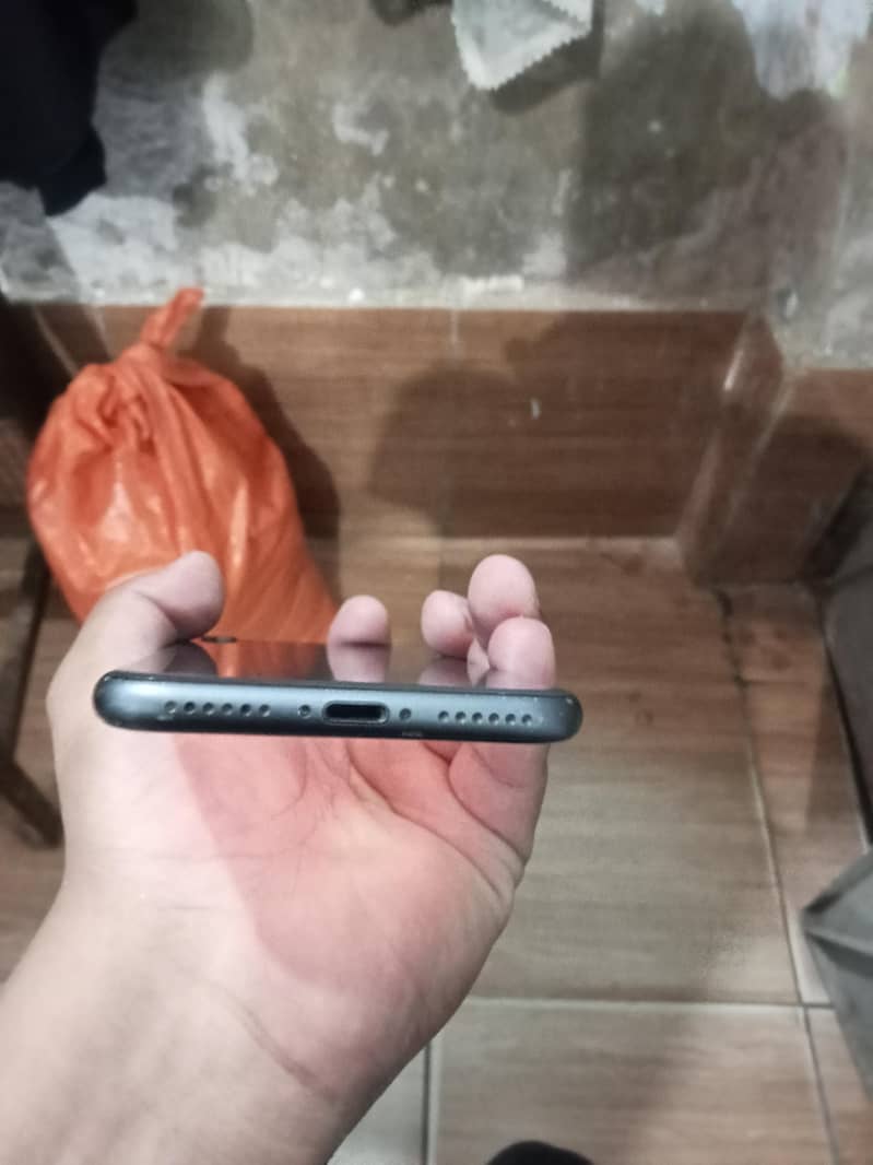 Apple iPhone 8 1