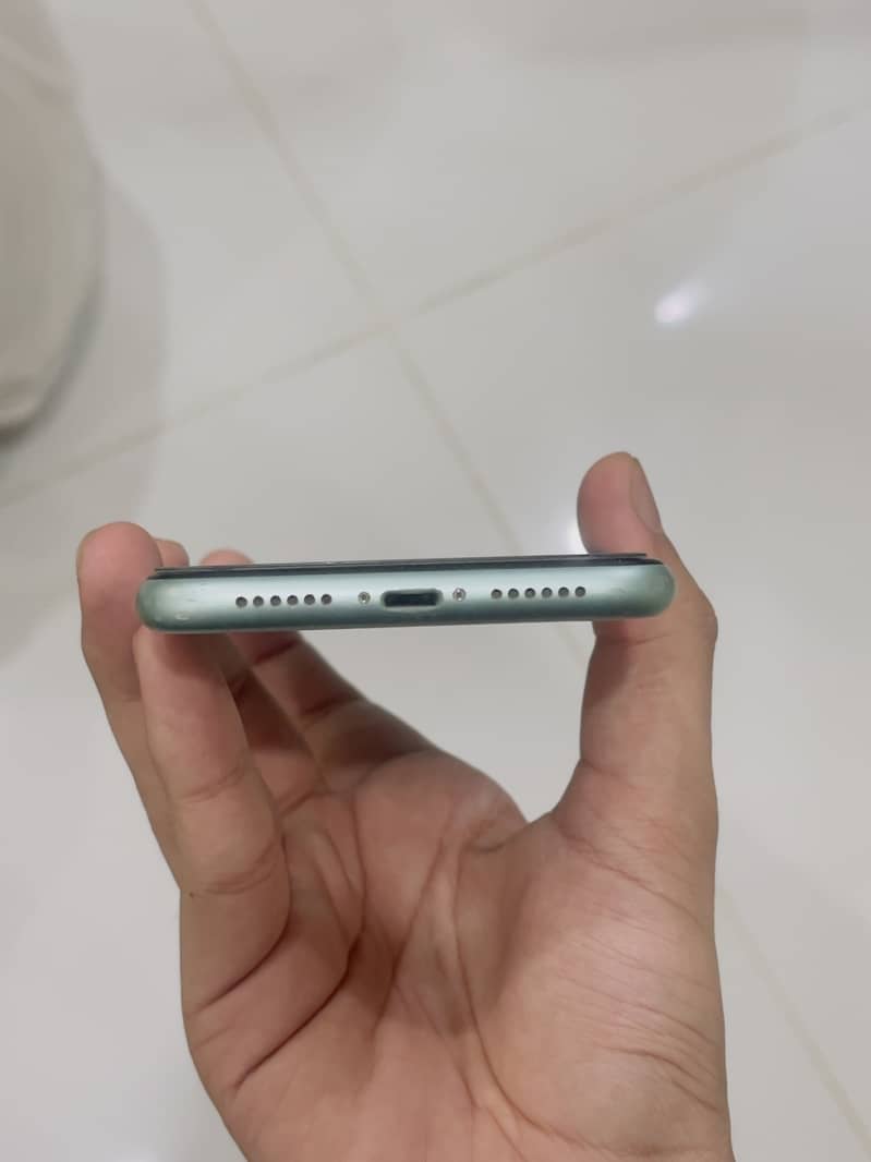 Apple iPhone 11 4