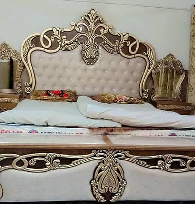 queen bad kay sath dressing table or 2 side bad table be hai