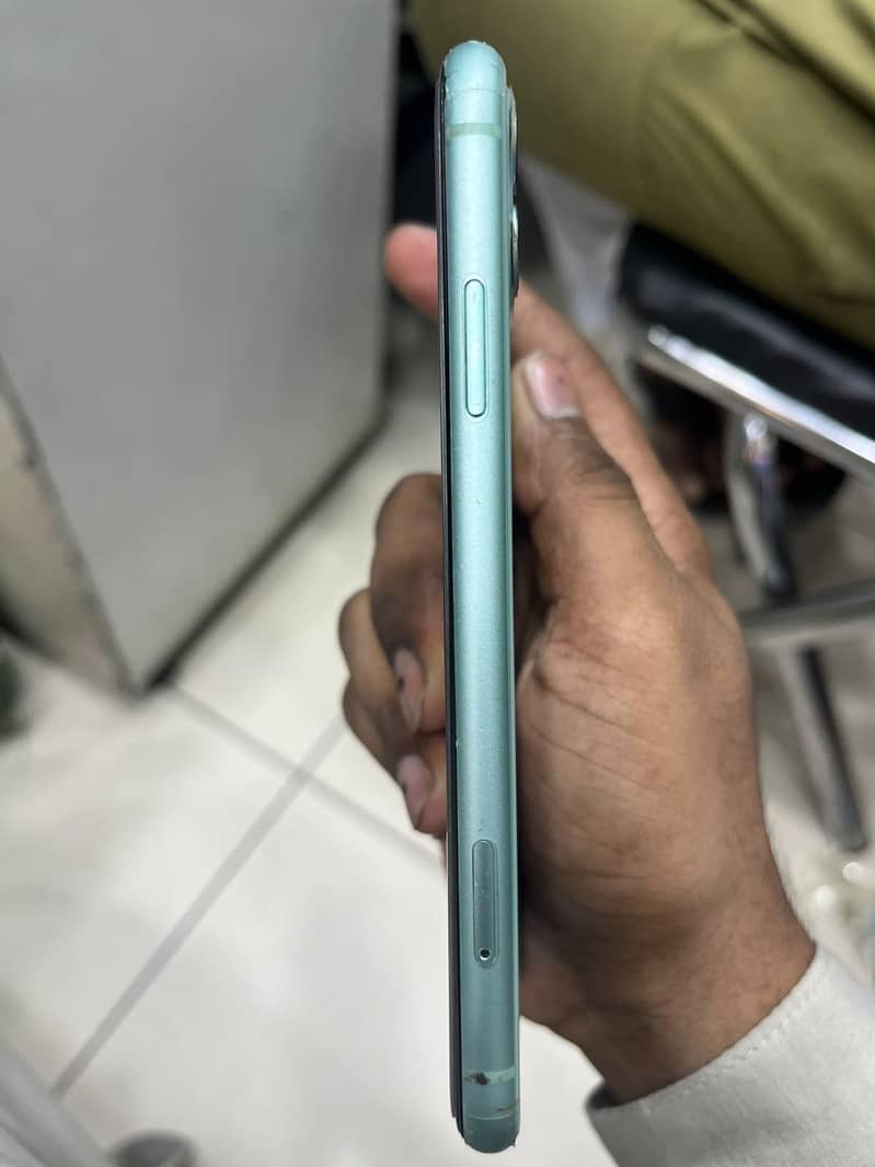 Apple iPhone 11 4