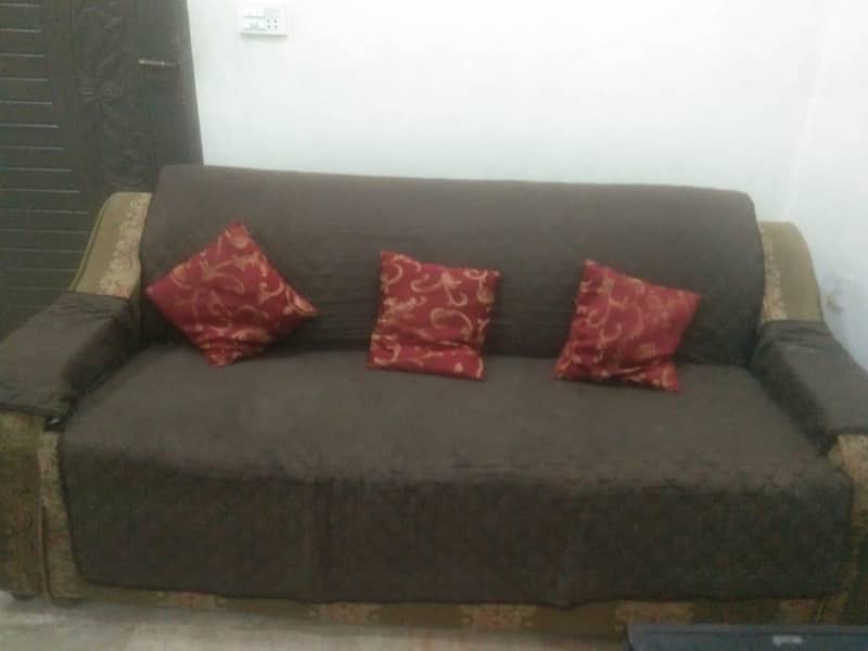 Sofa Set and table– Good Condition 0