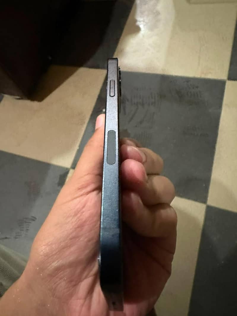 Apple iPhone 12 4