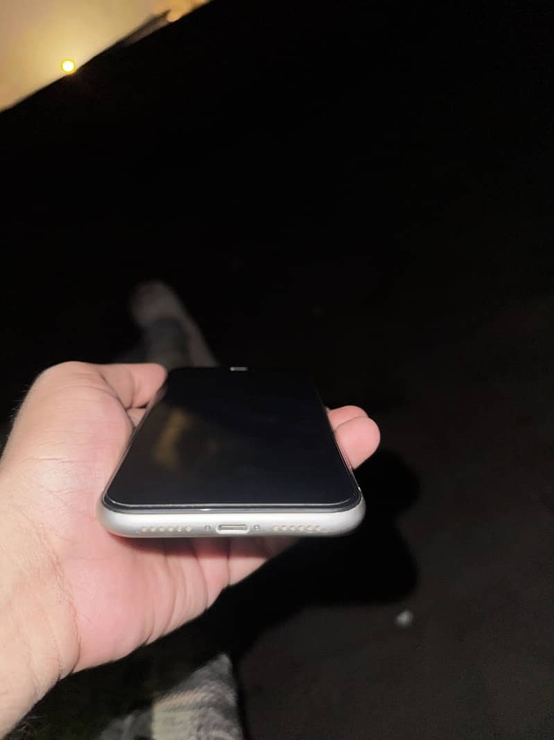 Apple iPhone 11 4