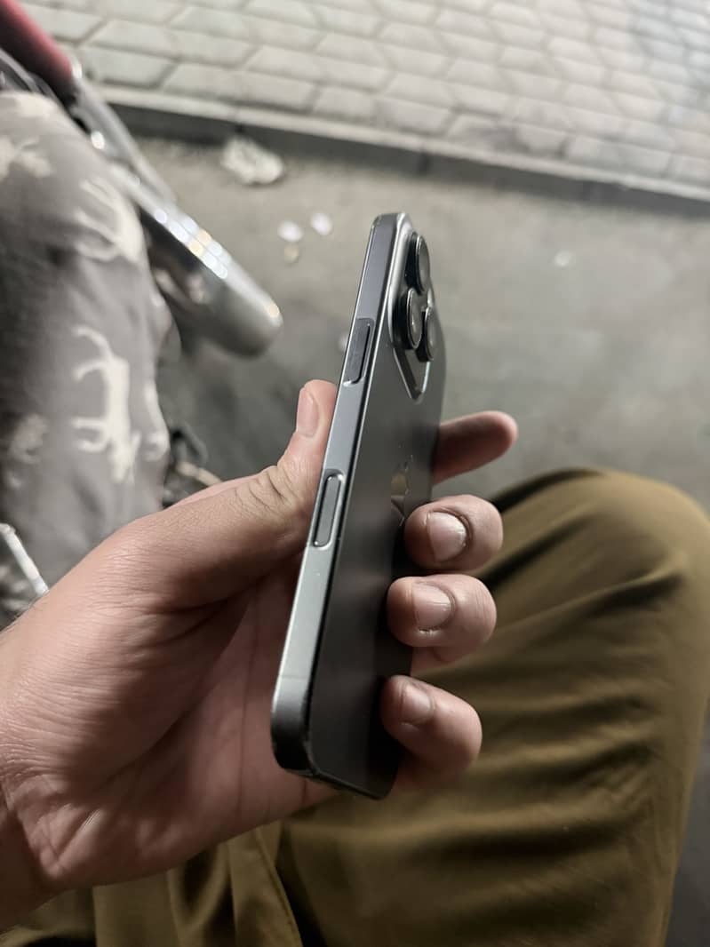 Apple iPhone 16 Pro 4