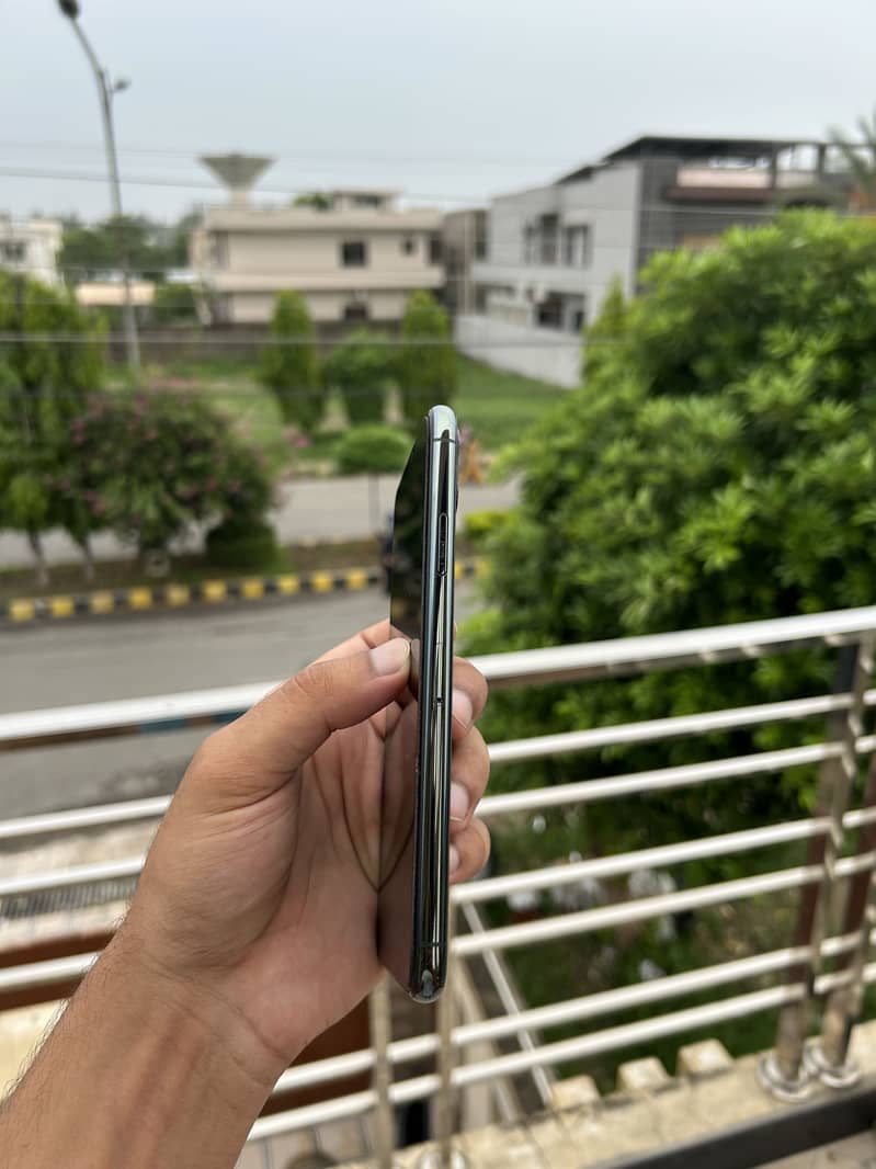 Apple iPhone 11 Pro Max 2