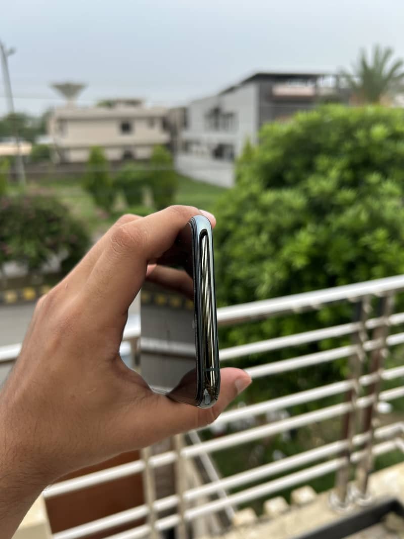 Apple iPhone 11 Pro Max 4